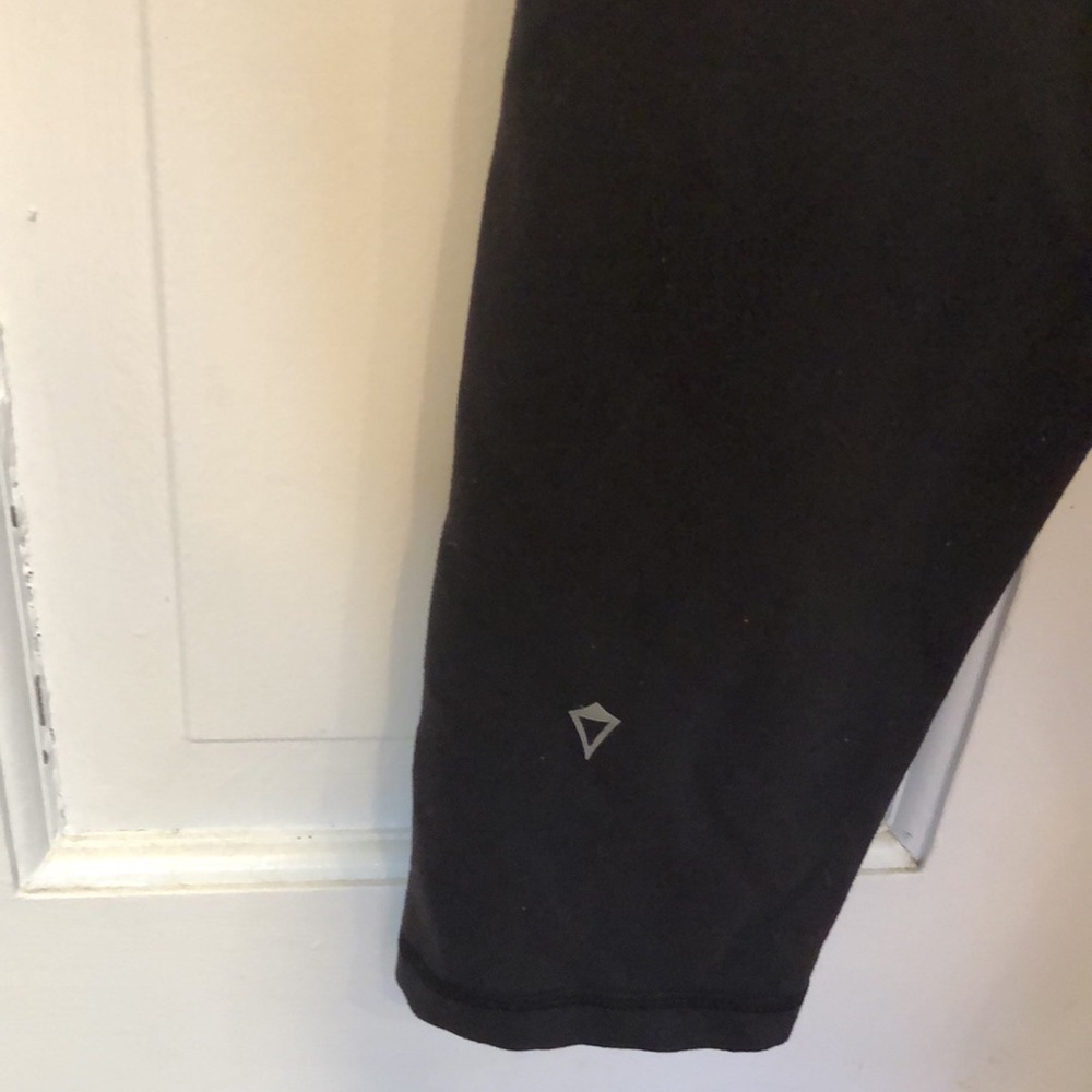 Ivivva black crop leggings